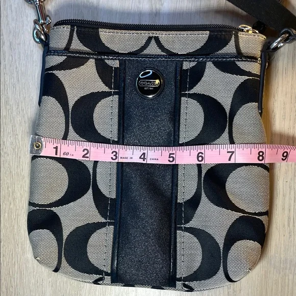 💙 Coach Signature Black and Tan Shoulder Bag - Picture 13 of 13